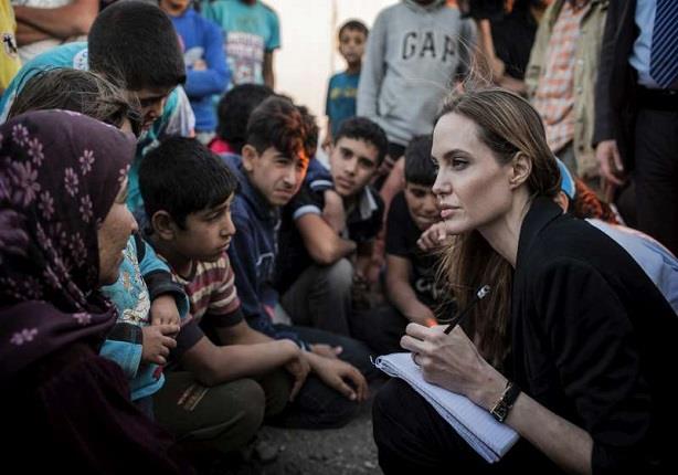 انجلينا جولي في مخيم لاجئين