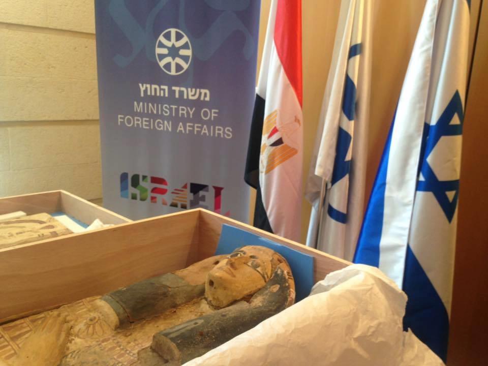 إسرائيل تسلم مصر قطعتين اثريتين من الفترة الفرعوني