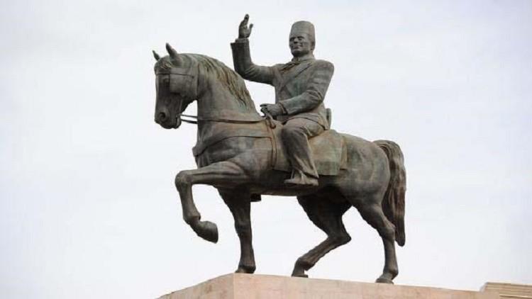 تمثال رئيس الجمهورية التونسية الراحل الحبيب بورقيب