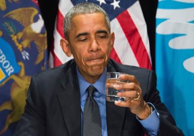 أوباما يشرب كوبا من الماء المرشح في مدينة فلينت بع