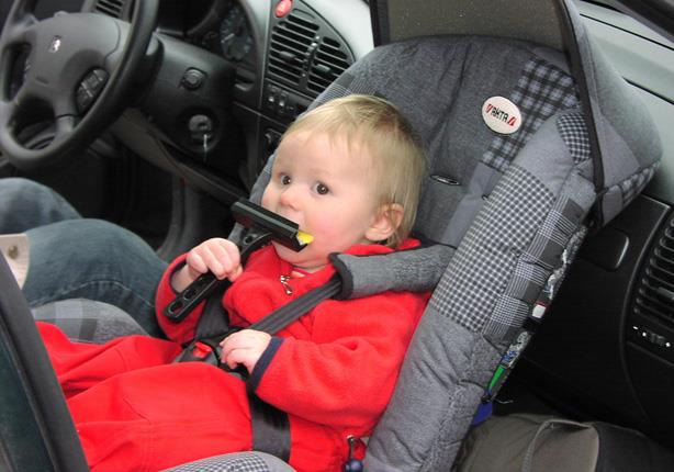 طفل في مقعد سيارة