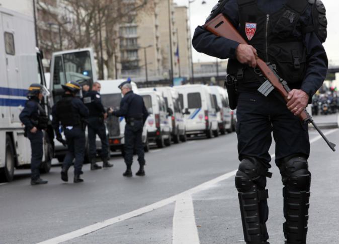 ملثمون يرشقون قوات الأمن خلال مظاهرة في باريس ضد ق