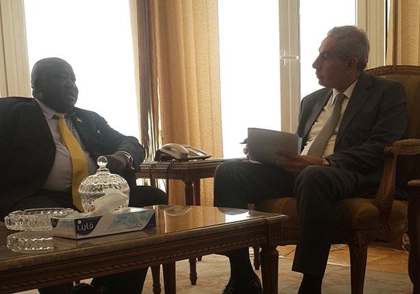 وزير التجارة مع وزير الخارجية الأوغندي
