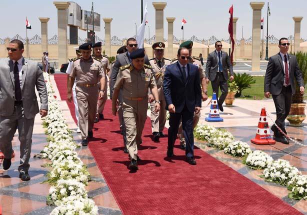 السيسي يلتقي قادة القوات المسلحة عقب أداء صلاة الج