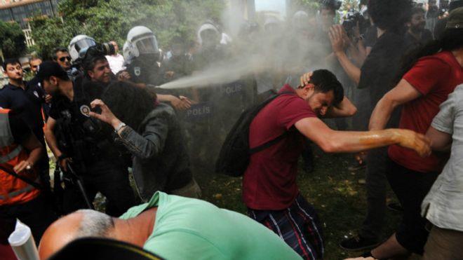 أثار استخدام قوات الشرطة للقوة المفرطة مع المحتجين