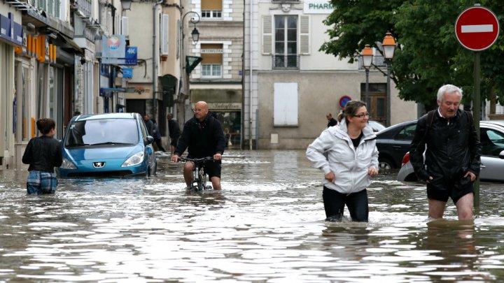 شارع مغمور بالمياه في باريس