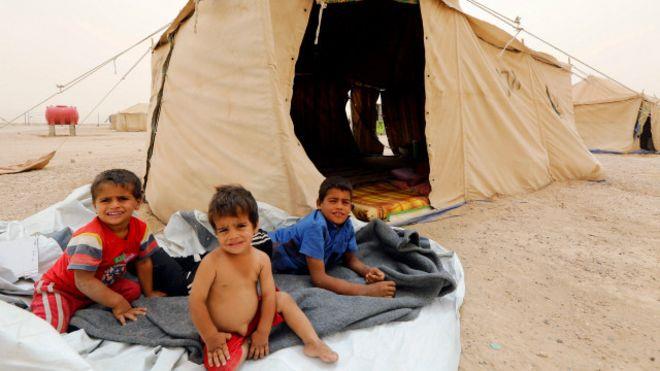 أطفال نازحون من الفلوجة في خيم بالصحراء
