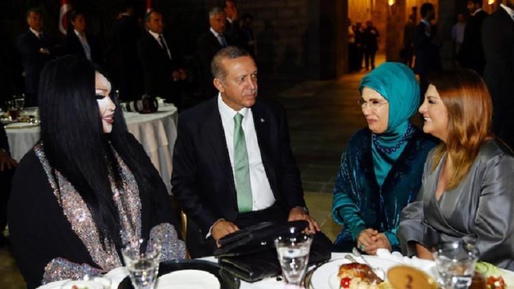 أردوغان يتناول الإفطار مع أشهر المتحولين جنسيا في 