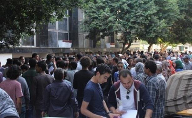 طلاب الثانوية المتظاهرين أمام مجلس الوزراء ارشيفية