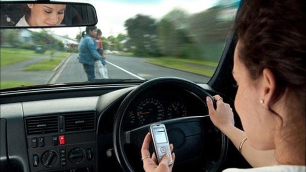 مخاطر استعمال الهاتف الذكي أثناء القيادة