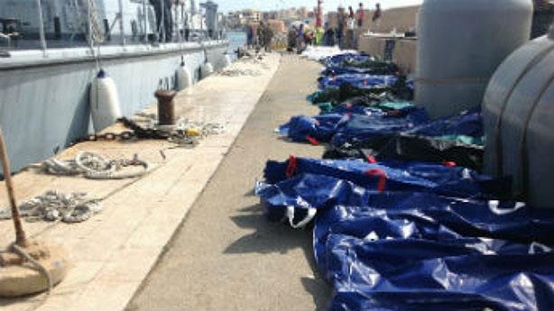 انتشال أكثر من 250 جثة من تحت حطام سفينة غارقة