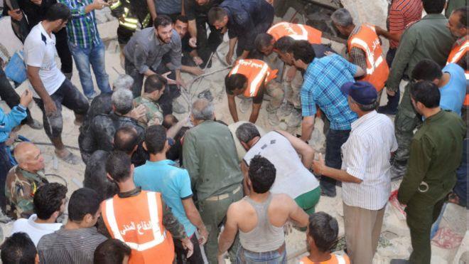 أفراد الطوارئ وسكان حي الحمدانية في حلب يبحثون عن 