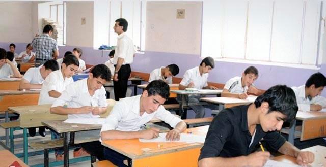 طلاب يؤدون امتحان في إحدى اللجان