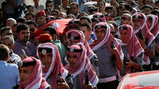  جنود أردنيون وأقارب أحد القتلي في الهجوم يشاركون 