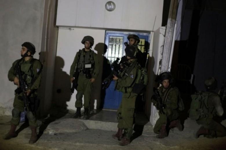 قوات الاحتلال تتعقب مسلحًا قتل إسرائيليًا وأصاب ثل