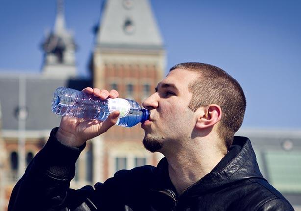 دراسة: قلة الماء في الجسم تؤدي لزيادة الوزن