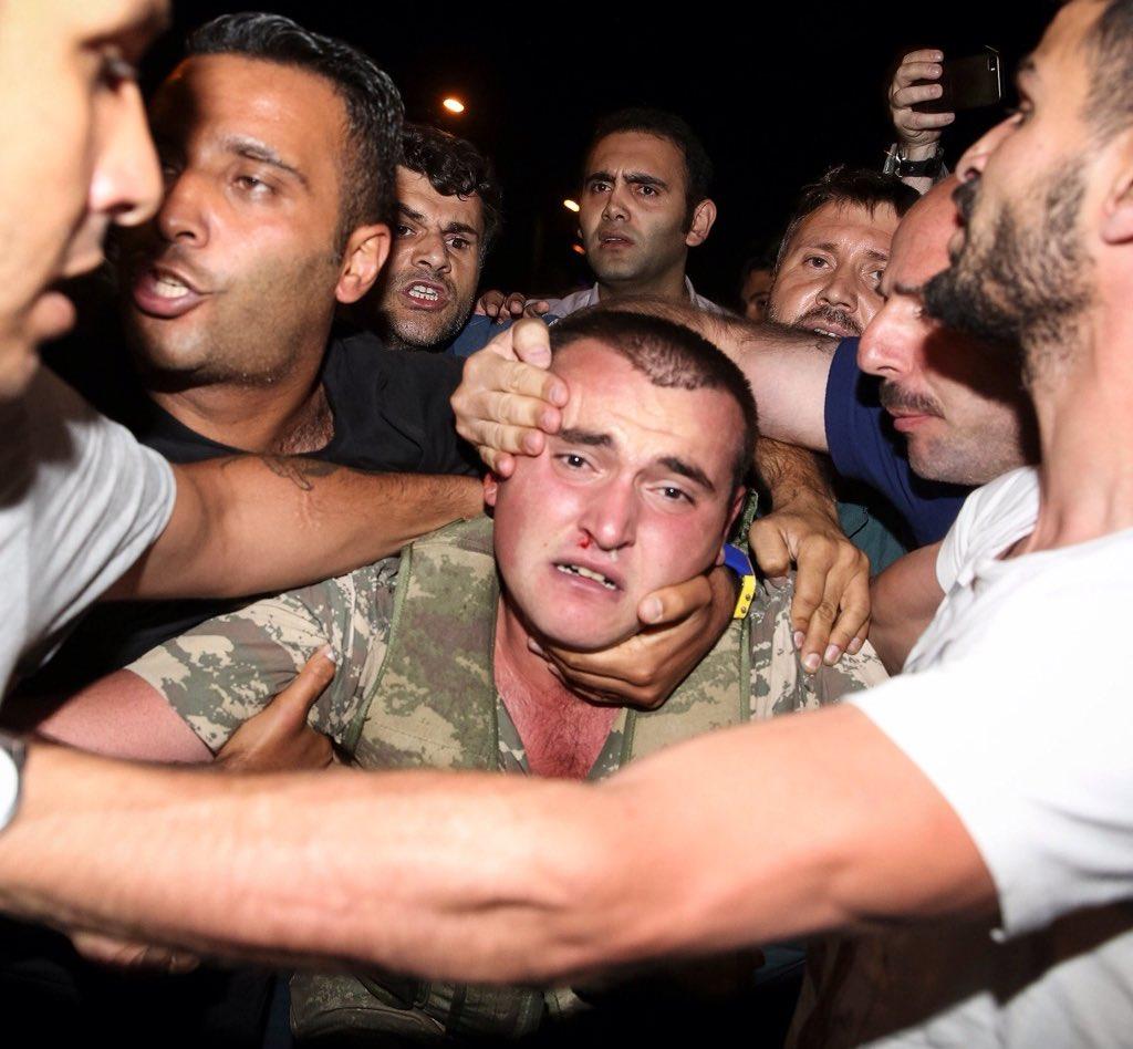 جندي تركي شارك في الانقلاب
