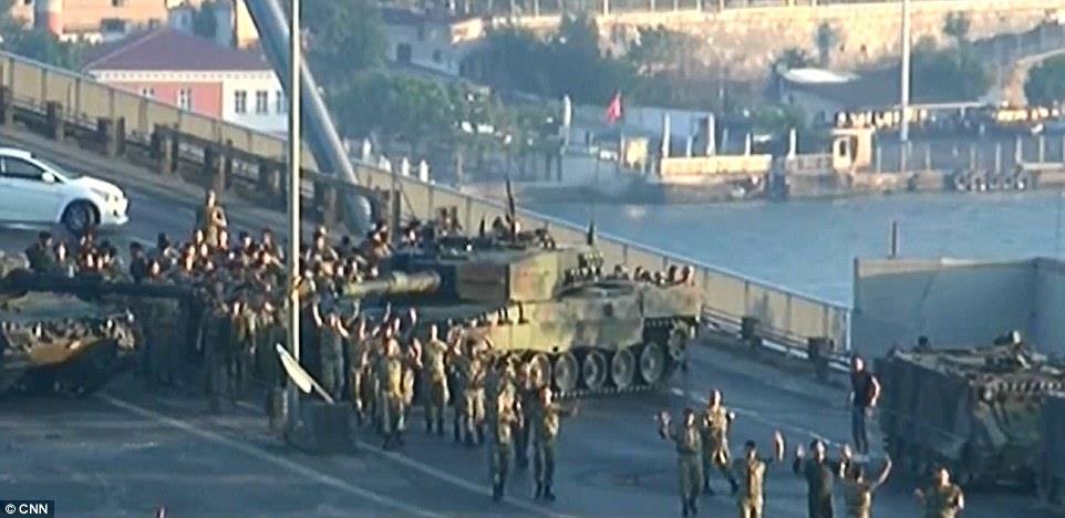 لحظة استسلام جنود الجيش للشرطة التركية
