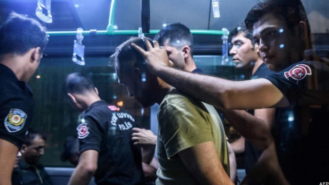 اعتقال عشرات العسكريين في تركيا