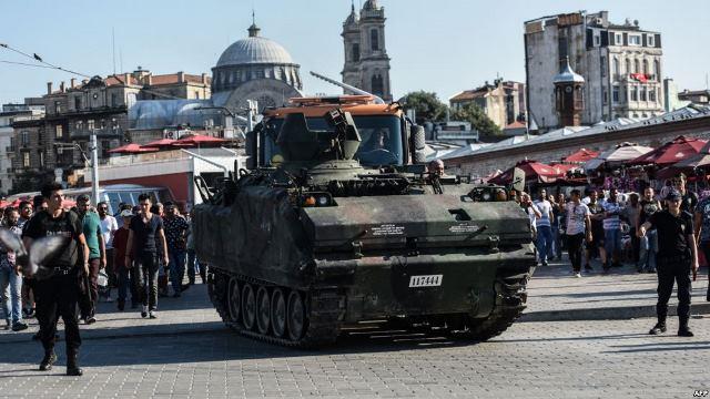 مدرعة تركية في إسطنبول - AFP