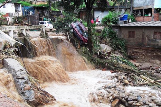مقتل 21 شخصا وفقدان العشرات جراء هطول أمطار غزيرة 