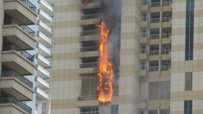 الحريق هو الخامس من نوعه في دبي يشب في ناطحة سحاب 