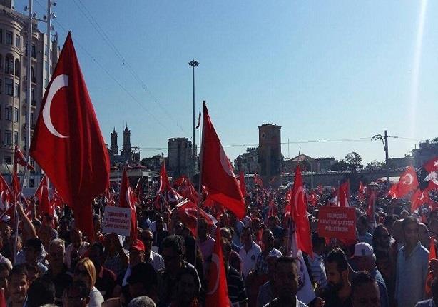 آلاف الأتراك يتظاهرون في ساحة تقسيم اعتراضًا على ح