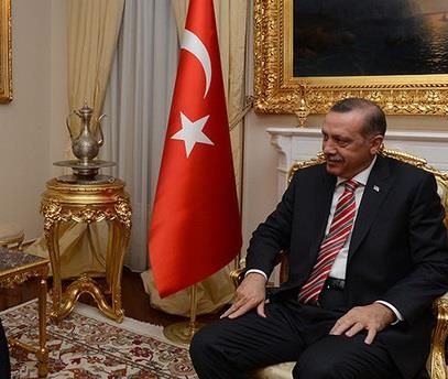 إردوغان يلتقي مع رئيسي الوزراء وأركان الجيش