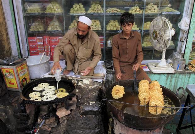 صانع حلويات أفغاني يجهز حلويات العيد في جلال آباد