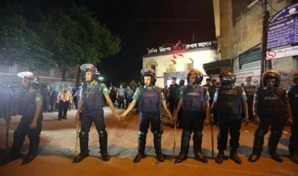 عناصر الأمن في محيط هجوم دكا