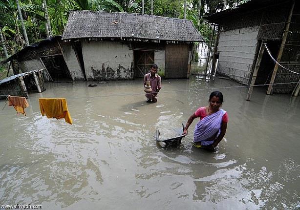 مصرع أكثر من 50 شخصا في انهيارات أرضية وفيضانات با