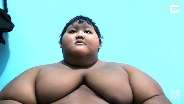 بالفيديو: هذا هو أسمن طفل في العالم.. كم تتوقع وزن