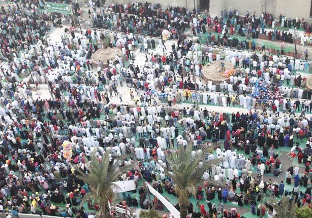  آلاف من المصلين يؤدون صلاة العيد في مسجد عمرو بن 