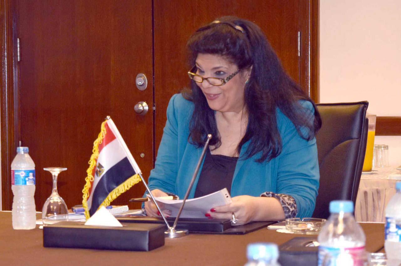 الدكتورة غادة الوكيل رئيسة الحكومة النسائية المواز