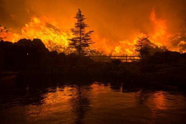 حريق قرب سانتا كلارا بولاية كاليفورنيا في 23 تموز/