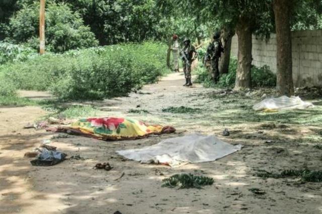 قوات امن كاميرونية في موقع اعتداء في كوفاتا في 13 