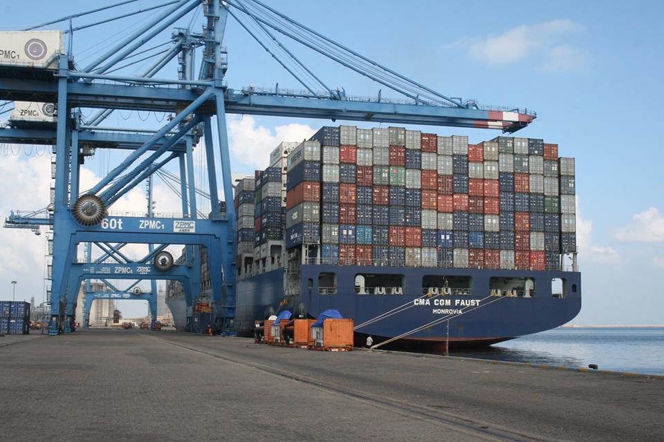 ميناء دمياط يستقبل 10 سفن عملاقة لبضائع عامة وحاوي