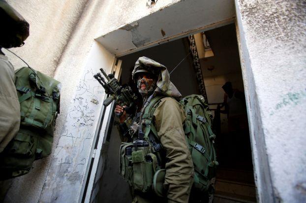 إسرائيل تغلق إذاعة فلسطينية وتعتقل عاملين فيها