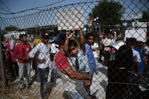 اليونان تمنع 28 مهاجرًا من الذهاب لإيطاليا