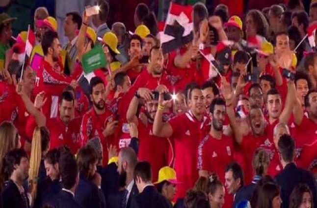 رفع لاعب مصري لعلم السعودية في افتتاح ريو 2016