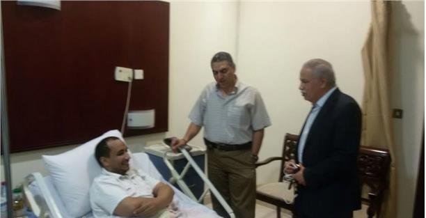 القائم بأعمال سفير مصر بقطر يزور 12 مريضًا مصري