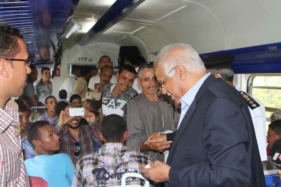 وزير النقل يستقل قطار بني سويف