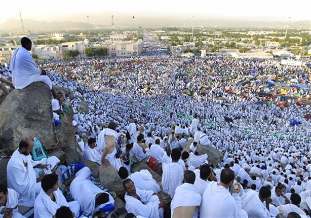 المشعر الحرام يكتسى باللون الأبيض