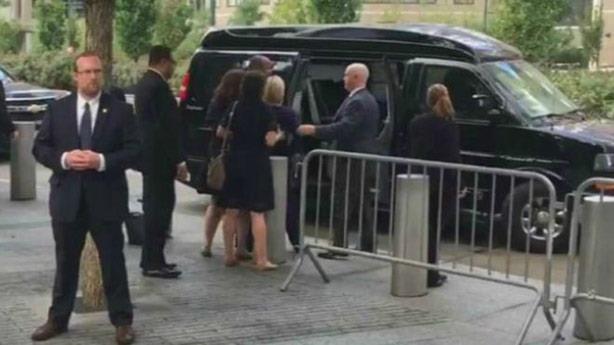  صورة تظهر تعثر هيلاري كلينتون بعد مغادرة مراسم إح