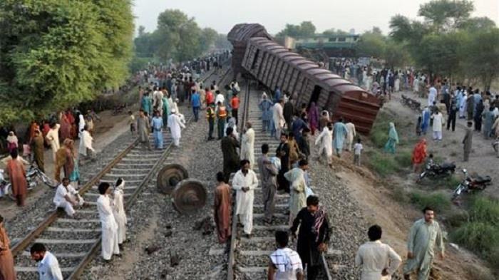 تصادم قطارين بباكستان