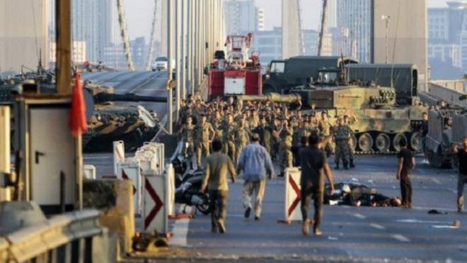 القت السلطات التركية القبض على الآلاف وفصلت غيرهم 