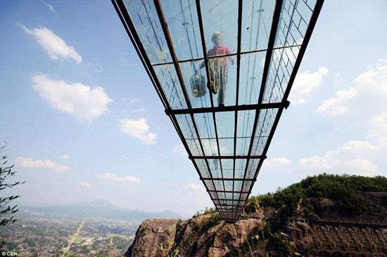 أطول جسر زجاجي في العالم