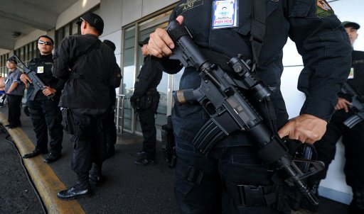 الشرطة الفلبينية تطوق مركزا للتسوق في مانيلا بعد س
