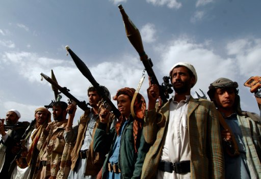 مسلحون من القبائل الموالية للحوثيين خلال تجمع في ص