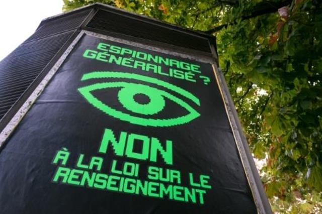 لافتة مناهضة لمراقبة الاتصالات في جنيف في 16 سبتمب